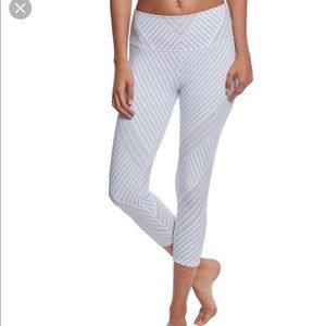 ALO Yoga High Waist Airbrush Capri White Santa Fe